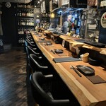 炭火焼 兎屋 - カウンターの向こうにマスター