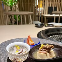 焼肉料理 牛吉日和 - 肉豆腐・極塩トマト・季節のお浸し