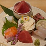 264175786 - お造里。奥から時計回りに鰹、赤鯖,平目,鮪,サーモン,紋甲烏賊、そして中央に湯葉。対角に同系統の色 (赤−赤,白−白,緑−緑)を配した彩りに、料理人の感性が感じられる。