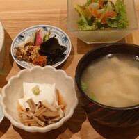 割烹ダイニング波里 - 小鉢2種、佃煮漬物、味噌汁