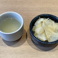 新宿 鮨 ふくじゅ - 突き出しはシジミの出汁とガリ