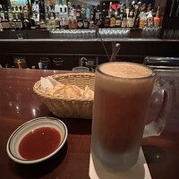 ウルフギャング・ステーキハウス 福岡店 - バーでキンキンのレッドアイからスタート。