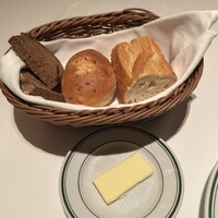 ウルフギャング・ステーキハウス 福岡店 - パンは真ん中のガーリックのパンが美味しかった。