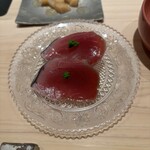 千葉たかおか - 高岡米の藁で燻した戻り鰹(銚子産)、摺り分葱載せ