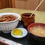 ぶた丼のとん田 - お味噌汁と沢庵、追いかけ用のタレが来ます