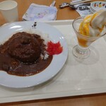 ピノキオ - 料理写真:特製旨辛ハンバーグカレー(880円)とパフェ(110円)