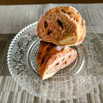 ハナカゴ - 赤ワインのパンの断面