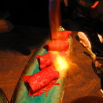 しなもん堂 - 道産和牛ブリスケの炙り肉寿司４貫　２２９９円（税込）をバーナーで炙り中　3【２０２４年９月】