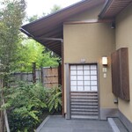 漸草庵 休み処 - トイレが目に入ってお抹茶いただくのは気分が下がるから、厠があって嬉しい。