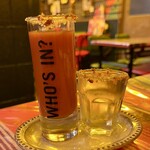 墨国回転鶏料理 - テキーラはトマトジュースのチェイサー付き