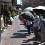 NIBOSHI MANIA - 行列。店前