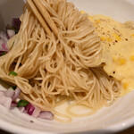 NIBOSHI MANIA - 嶽きみりんごバターの和え玉、麺の下にバターだれ