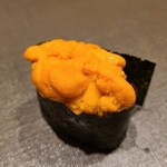 千葉たかおか - ⑳塩水蝦夷馬糞雲丹(北海道浜中産)
      産卵は夏～秋、旬は初夏～夏
      舌の上に5秒ホールドして味わう
      濃厚な甘みとコク、同じ浜中産でも養殖は只管甘いのですが、天然らしく後味に複雑な余韻が顔を出します 