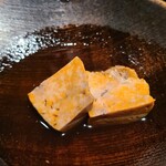 千葉たかおか - ⑥煮鮟肝(千葉県銚子産)
      産卵は春～初夏、旬は通年、特に晩冬
      湯気が立つ煮立ての鮟肝を目前で切り分け
      形を保っているものの、口腔内でスッと溶ける
      コクのある旨みと円やかな甘みに染々と唸る 