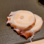 千葉たかおか - ①焚き水蛸(千葉県銚子産)
      産卵は初夏～夏、旬は通年、寿命3～4年
      水蛸は水分が多いので脱水と寝かせが重要
      水蛸自体の薫りが素晴らしい！
      真蛸より軟らかな歯応え、旨みが拡がります 