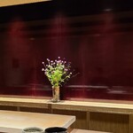 千葉たかおか - 店内は白木カウンター6席、板場の背面は漆塗りの板がズラリと並びます
      千葉のお店から持ち込まれており、既視感が強い
      東京でも引き続き、コンパクトで上質な空間の中でゆったりと寛いて楽しむことが出来ます。