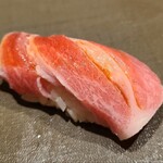千葉たかおか - ⑮近海本鮪大トロ(千葉県勝浦産、137kg)
                                脂がのった大トロ、滑らかな脂が溶け出す
                                赤身→中トロ→大トロと徐々に同系統の味わいが濃く強くなっていますが旨みを求めて過ぎたる脂を求めないのが素晴らしい 
