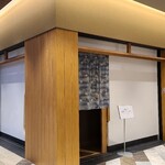 千葉たかおか - JR東京駅から徒歩4分の東京ミッドタウン八重洲3階ある「千葉たかおか」さん
      高岡大将は銀座「志乃多寿司」さんでの修行後に創業
      千葉市で「たかおか」さんを2013年～2023年1月まで営まれていました。