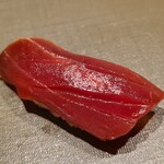 千葉たかおか - ⑬近海本鮪の赤身(千葉県勝浦産、137kg)のヅケ
      近海本鮪の産卵は春～夏、旬は初秋～冬
      赤身独特の風味とコクがあります
      軽く漬けにされておりますが、酸味が微かにあり、旨みが華やか 