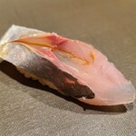 千葉たかおか - ⑱真鯵(千葉県金谷産、昼水揚げ)
      身が脂で濃いピンクに、肉厚で脂のりが凄まじい！
      だけでなく、滋味も深く濃く、悶絶もの
      でも後味はスッキリとしており絶妙のバランス 