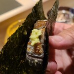 千葉たかおか - ⑨炭火炙り真鰯(千葉県銚子産)棒寿司の磯辺巻き 
      産卵は冬～初夏、旬は通年
      身は軟らかく脂が加熱され活性化、旨みが増しています
      提供の流れと味わいの濃淡の変化、五感が刺激され至福なひととき 