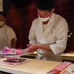 千葉たかおか - ⑨炭火炙り真鰯(千葉県銚子産)棒寿司
                                網上の炭火をギリギリまで近付け、真鰯の脂をジュウジュウと焦がす
                                その微かな美味しい音に思わず聞き耳を立てる
                                見て、薫って、聴いて、そして食べる 