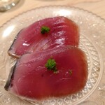 千葉たかおか - ②高岡米の藁で燻した戻り鰹(千葉県銚子産)、摺り分葱載せ
      日本近海本鰹の産卵は夏
      自家栽培した藁で燻した芳ばしい薫り、戻り鰹は脂がのり、モチッとした食感と濃厚な旨みが拡がります