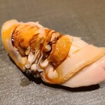 千葉たかおか - ⑰煮大和蛤(千葉県船橋三番瀬産)
      今や幻の内房産の大和蛤は非常に軟らかく薄味で煮られ、噛む毎に身の中から旨みが溢れ出す
      蛤の味わいもいいいですが、穏やかで甘さを控えめにしたツメも好み 
