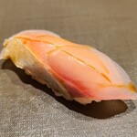 千葉たかおか - ⑫縞鯵(千葉県鴨川産)
                                産卵期は秋～冬、旬は夏～秋。
                                身にキメ細やかなサシが入り、脂がのって旨味も抜群、せれどスッキリとした後味で軽やかです