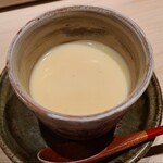 千葉たかおか - ⑧大和蛤(千葉県船橋三番瀬産)の出汁茶碗蒸し
      汀線蛤は輪郭のハッキリした旨みですが、大和蛤は円やかな旨みという印象
      この茶碗蒸しの蛤出汁は濃く深い旨みが凝縮されており、目が醒める様なインパクト 