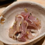 千葉たかおか - ⑦真鯵(千葉県金谷産、昼水揚げ)、青葱(千葉県富津産)和え
      産卵は春～夏、旬は秋～冬
      活かったコリ感とねっとりした旨みと滋味が同居し、短時間でどう仕込んだらこうなるのか？
      不思議でならない 