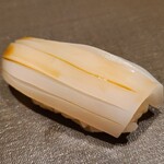 千葉たかおか - ⑯墨烏賊(正式名:甲烏賊、千葉県富津産)
      産卵は春～初夏、旬は冬～春、寿命1年
      活かって噛むとパキッとしてますが、少し寝かせて適度に軟らかくすると同時に甘みも引き出されています 