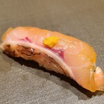 千葉たかおか - ⑩赤鯥(アカムツ、別称:ノドグロ、千葉県銚子産)
      産卵は初夏～秋、旬は冬～春
      太平洋側なので皮下にある脂は濃過ぎないけれどしっかりとした旨み♪
      シャリともマッチしています