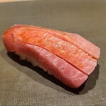 千葉たかおか - ⑭近海本鮪の中トロ(千葉県勝浦産、137kg、腹トロ)
      艶々とした脂が口に入れると滑らかに溶け、形
      が無くなります
      身にきめ細かく入った脂のサシが美しく、更なる旨みと甘み、微かな酸味を感じます 