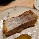 千葉たかおか - ⑤炭火焼き赤甘鯛(千葉県富津産)
      焼いた赤甘鯛の頭と骨で取った出汁に漬け込まれ、赤甘鯛の濃さをより凝縮
      鱗と皮を引きつつも、表面の皮下の薄皮は残してあり、滋味ある脂がしっかり楽しめます 