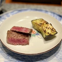 焼肉牛印 銀座店 - 本日の厳選赤身：イチボ
                      季節の焼き野菜：山口県産たまげ茄子