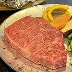 鉄板焼 石狩 - 石狩特選 A-5 
      北海道敷島ファーム産黒毛和牛
      「白老和牛」
      サーロインステーキ100g