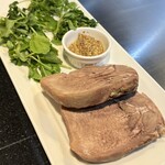 鉄板焼 石狩 - 石狩流 牛タンステーキ 粒マスタード添え
      クレソンサラダと共に