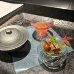 鉄板焼 石狩 - ジュンサイとフルーツトマト
      和牛の低温ローストタルタル仕立て
      鰻と賀茂茄子の含め煮