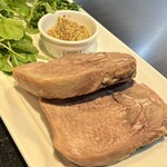 鉄板焼 石狩 - 石狩流 牛タンステーキ 粒マスタード添え
      クレソンサラダと共に