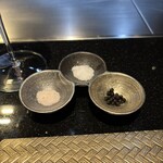 鉄板焼 石狩 - ペッパーと岩塩、ミネラル塩