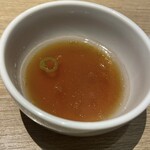 中華そば 無限 - 別取りしたかん水に影響されてないスープ