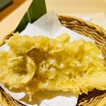 鮮魚炉端 花ちゃ花ちゃ - アナゴの天ぷらです。塩をつけて熱々を食べました