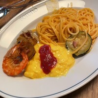 MAIN DINING sereno(THE MARK GRAND HOTEL) - パスタ、スクランブルエッグ、インカのめざめ、海老の炒め