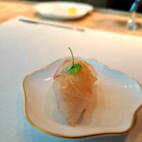 Jean-Georges Tokyo - ⚫クリスピー寿司、チポートレマヨネーズ、ミント、カンパチ　