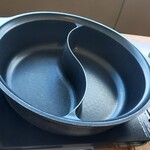 しゃぶ葉 - 2仕切りと有料の4仕切り鍋があります。