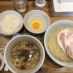 麺屋鈴春 - 濃厚鶏白湯つけ麺+カラカラ+小ライス+生卵