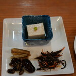 蕎麦倶楽部　佐々木 - ごま豆腐、花豆、生ひじきの酢の物