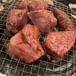 炭火焼肉 ぐら - 三種の神器（手前カルビ　右奥ハラミ　左タン）