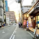 大衆中遊華食堂 八戒 - オープン18時、並んでいます。